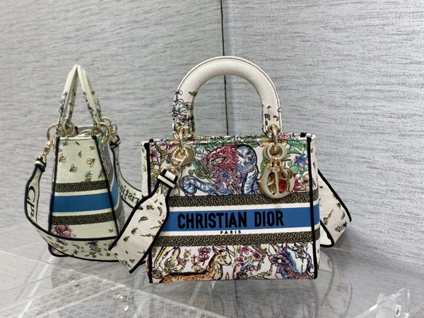 ディオールバッグ正面デザイン